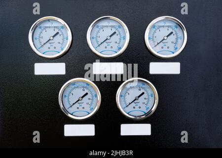 Traditionelle Instrumente zur Druckmessung. Mechanische Manometer. Stockfoto