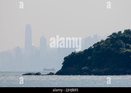 Die Wolkenkratzer und die hohe Skyline von Hong Kong Island sind von Smog verdeckt Stockfoto