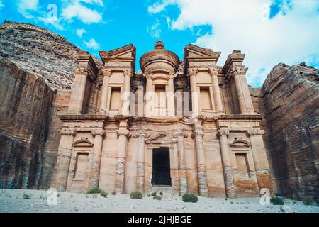 Ad Deir - Kloster in der antiken Stadt Petra. Petra ist die Hauptattraktion Jordaniens. Petra ist in die UNESCO-Liste des Weltkulturerbes aufgenommen. Stockfoto