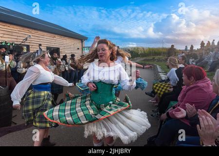 Im Amphitheater von Newquay Orchard in Cornwall tanzen Menschen zu den alten Seefahrern. Stockfoto