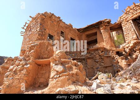 Blick auf die Ruinen eines verlassenen Dorfes am Wadi Bani Habib am Berg Jebel Akhdar im Oman Stockfoto