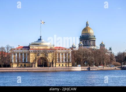 Blick auf die Isaakskathedrale und das Admiralität-Gebäude auf der anderen Seite des Flusses Neva, St. Petersburg, Russland Stockfoto