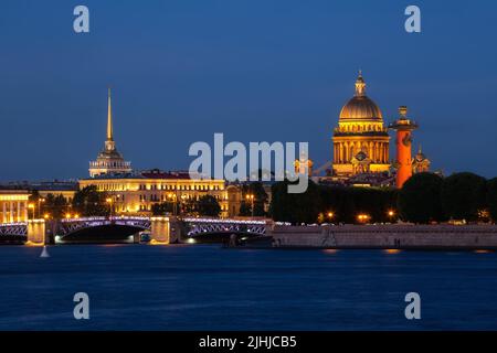 Weiße Sommernacht in St. Petersburg. Blick auf die beleuchtete Palastbrücke, die Isaakskathedrale und den Admiralty Spire Stockfoto