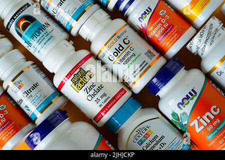 Vitamine, Mineralstoffe und Mikronährstoffe aus iHerb. Viele verschiedene Gläser. Biologisch aktive Lebensmittelzusatzstoffe. Nahrungsergänzungsmittel Set online kaufen. Medikamente für die Gesundheit. Kiew, Ukraine - 13. Juli 2022 Stockfoto
