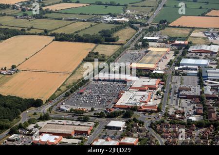 Luftaufnahme eines Teils des Clifton Moor Retail Park, Einkaufszentrum. Dahinter befindet sich das Clifton Moor Center (weitere Geschäfte), Rawcliffe, York, North Yorkshire Stockfoto