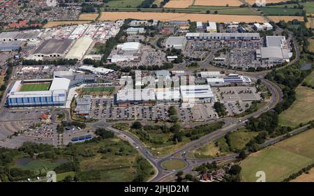 Luftaufnahme von Vangarde Shopping Park (Vordergrund), Monks Cross Shopping Park (Hintergrund) & York Community Stadium auf der linken Seite, York Stockfoto