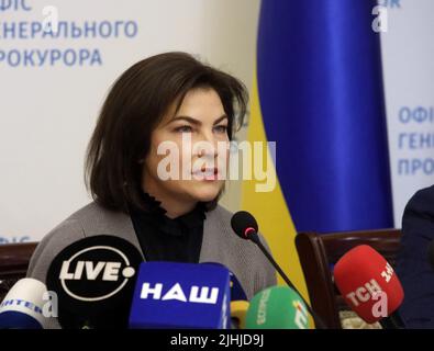 Datei Foto vom 17. November 2021 der Generalanwältin der Ukraine Iryna Venediktova hält ein Briefing in Kiew, der Hauptstadt der Ukraine. Der ukrainische Präsident Zelenski hat den Leiter des Sicherheitsdienstes und des Staatsanwalts des Landes entlassen und dabei Hunderte von Fällen angeblichen Verrats und der Zusammenarbeit mit Russland angeführt, wobei es sich um die größte Aufrüttelung seit Beginn des Krieges mit seinem Nachbarn handelt. Der ukrainische Präsident kündigte an, dass er die Generalanwältin Iryna Venediktova und den Leiter des nationalen Sicherheitsdienstes und den Freund aus der Kindheit, Ivan Bakanov, entlassen werde. Foto von Volodymyr Tarasov/Ukrinform/ABACAPRESS.COM Stockfoto