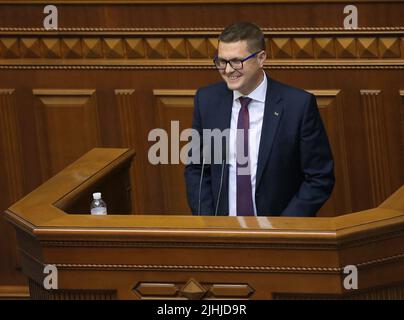 Datei Foto vom 29. August 2019 des ersten stellvertretenden Vorsitzenden der SBU Ivan Bakanov steht auf der Tribüne in der ersten Sitzung des parlaments der IX Einberufung, Kiew, Hauptstadt der Ukraine. Der ukrainische Präsident Zelenski hat den Leiter des Sicherheitsdienstes und des Staatsanwalts des Landes entlassen und dabei Hunderte von Fällen angeblichen Verrats und der Zusammenarbeit mit Russland angeführt, wobei es sich um die größte Aufrüttelung seit Beginn des Krieges mit seinem Nachbarn handelt. Der ukrainische Präsident kündigte an, dass er die Generalanwältin Iryna Venediktova und den Leiter des nationalen Sicherheitsdienstes und den Freund aus der Kindheit, Ivan Bakanov, entlassen werde. Foto von Hen Stockfoto