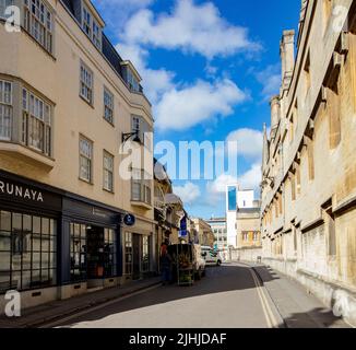 Market St im Zentrum von Oxford, zeigt das Jesus College und das Cheng Yu Tung Gebäude am Ende der Straße Stockfoto