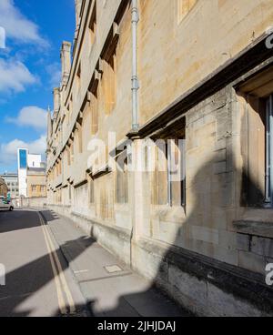 Market St im Zentrum von Oxford, zeigt das Jesus College und das Cheng Yu Tung Gebäude am Ende der Straße Stockfoto