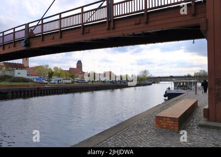 April 30 2022 - Anklam in Deutschland: Kleiner Industriehafen an einem klaufigen Tag Stockfoto