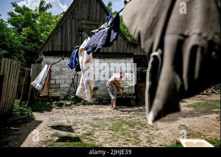 REGION ZAPORIZHZHIA, UKRAINE - 29. JUNI 2022 - Ein Militärangehöriger einer Mörsereinheit der ukrainischen Territorialen Verteidigungskräfte, genannt die „Hutsul Legion“ st Stockfoto