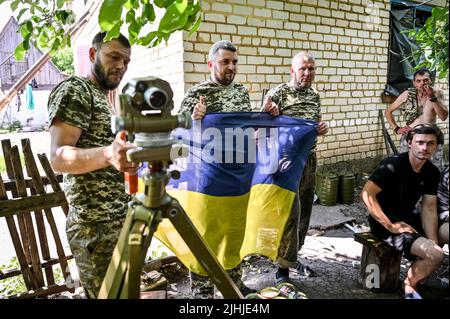 REGION ZAPORIZHZHIA, UKRAINE - 29. JUNI 2022 - Militärangehöriger einer Mörsereinheit der ukrainischen Territorialen Verteidigungskräfte, die als „Hutsul Legion“ bezeichnet wird Stockfoto