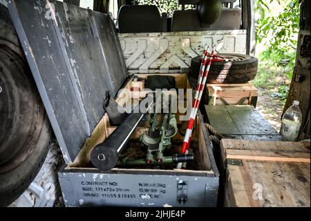 REGION ZAPORIZHZHIA, UKRAINE - 29. JUNI 2022 - die Ausrüstung ist in einem Auto einer Mörsereinheit der ukrainischen Territorialen Verteidigungskräfte abgebildet, die den Namen hat Stockfoto