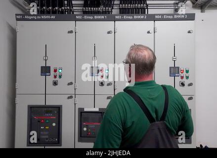 Hamburg, Deutschland. 18.. Juli 2022. PRODUKTION - Lutz Bollenbach, Operations Engineering Asklepios Klinikum Harburg, steht vor einem Schaltkasten im Blockheizkraftwerk im Energiezentrum auf dem Gelände des Asklepios Klinikums Harburg. Der Deutsche Krankenhausverband informiert am 19. Juli 2022 über die Energieversorgung und den Klimaschutz in Krankenhäusern. Kredit: Marcus Brandt/dpa/Alamy Live Nachrichten Stockfoto