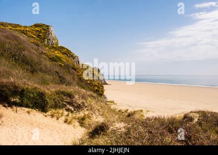 Blick von Nicholaston Burrows zum Sandstrand in Oxwich Bay auf der Gower Peninsula, Swansea, West Glamorgan, South Wales, Großbritannien, Großbritannien Stockfoto