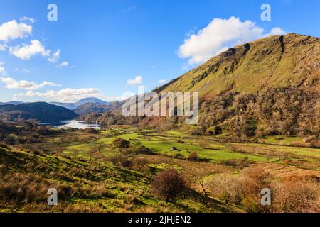 Blick entlang des Nant Gwynant Tals zum Llyn Gwynant See im Snowdonia Nationalpark im Herbst. Nantgwynant, Gwynedd, North Wales, Großbritannien Stockfoto