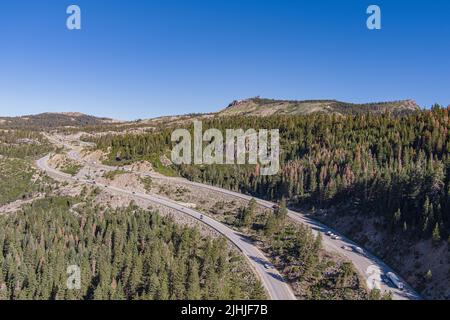 Die kurvenreiche Autobahn führt durch die kalifornischen Sierra Nevada Berge. Stockfoto