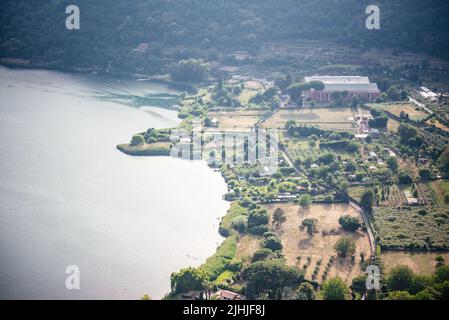 Panoramablick auf die grünen Alban-Hügel mit Blick auf den Vulkankratersee Nemi, Castelli Romani, Italien im Sommer, Reisen in Italien Stockfoto