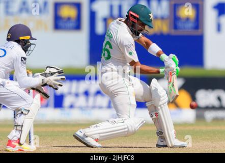 Galle, Sri Lanka. 19.. Juli 2022. Babar Azam aus Pakistan spielt am 19.. Juli 2022 im Galle International Cricket Stadium in Galle einen Schuss während des 4.-tägigen Test-Cricket-Spiels 1. zwischen Sri Lanka und Pakistan. Viraj Kothalwala/Alamy Live News Stockfoto