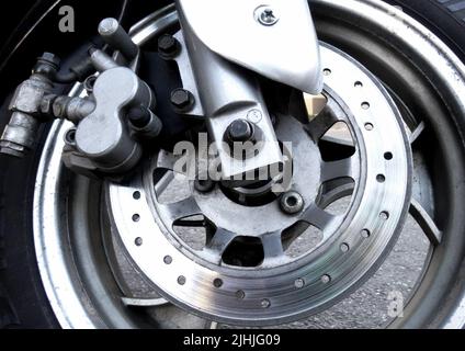 Bremsrotor und Stützplatte am Motorrad verwendet Stockfoto