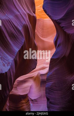 Orange, lila und blaue Töne an den Wänden des Lower Antelope Canyon, Arizona, USA. Stockfoto