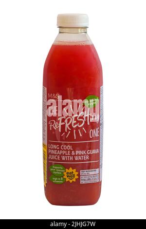 Flasche des erfrischenden, langen, kühlen Ananas- und rosa Guava-Saftes mit Wasser ohne Zusatz von Zucker aus M&S auf weißem Hintergrund isoliert Stockfoto