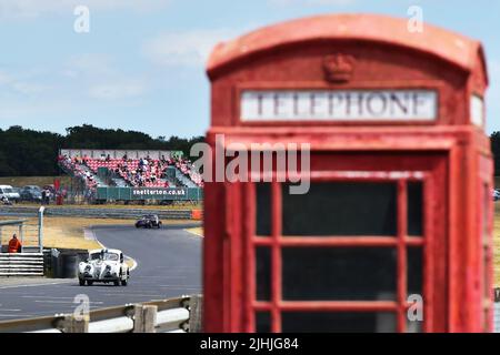 Marc Gordon, Jaguar XK140, Telefonbox und Startline Heat Haze, die Royal Automobile Club Woodcote Trophy und Stirling Moss Trophy, Eine Stunde zwei d Stockfoto