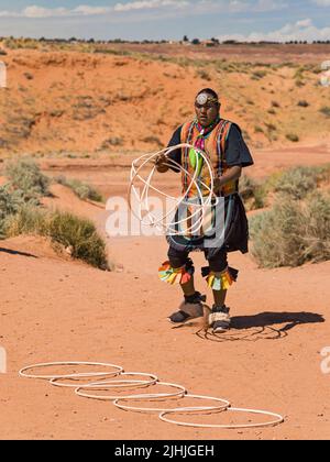 Page, Arizona - 5. September 2019: Navajo-Mann spielt traditionellen Reifentanz in Page, Arizona, USA. Stockfoto