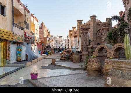 Ägypten, Sharm El Sheikh - 02. Juli 2022: Eine Straße mit Geschäften auf dem alten Markt in Sharm El Sheikh in Ägypten. Stockfoto