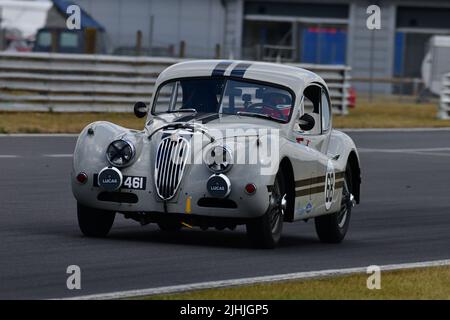 Marc Gordon, Jaguar XK140, die Royal Automobile Club Woodcote Trophy und Stirling Moss Trophy, Ein einstündiges Zweifahrer-Rennen für historische Fahrzeuge von t Stockfoto