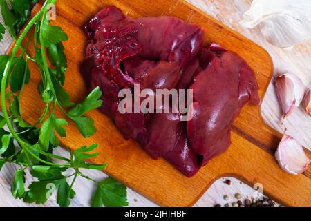 Rohe Kaninchenleber mit natürlichen Zutaten vor dem Kochen Stockfoto