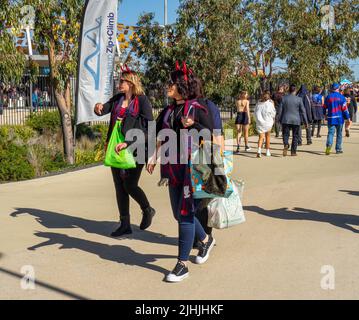 Weibliche Melbourne Football Club-Fans vor dem Optus Stadium zum AFL 2021 Grand Final Burswood Perth Western Australia. Stockfoto