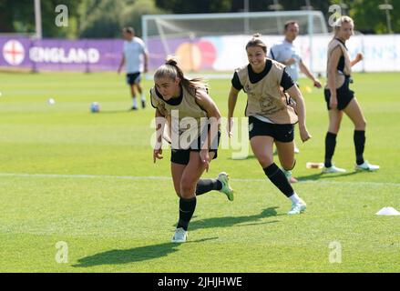 Der englische Georgia Stanway und Lotte Wubben-Moy während einer Trainingseinheit im Lensbury Resort, Teddington. Bilddatum: Dienstag, 19. Juli 2022. Stockfoto