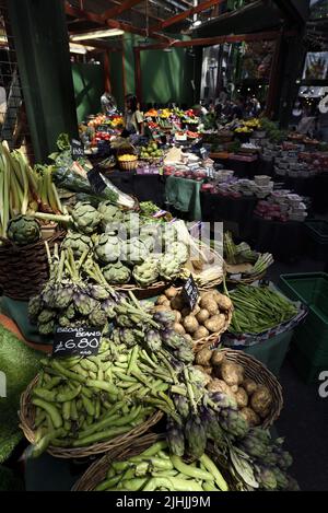 London, England, Großbritannien. Borough Market, Southwark. Obst- und Gemüsestände Stockfoto