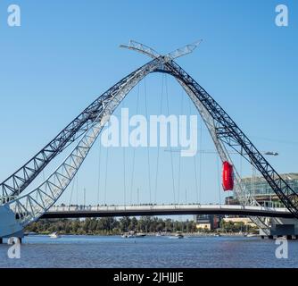 Zuschauer, die mit einem aufblasbaren Fußball über die Matagarup Bridge zum AFL Grand Final 2021 im Otpus Stadium Perth Western Australia laufen. Stockfoto