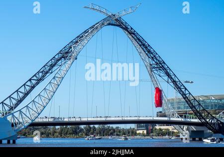 Zuschauer, die mit einem aufblasbaren Fußball über die Matagarup Bridge zum AFL Grand Final 2021 im Otpus Stadium Perth Western Australia laufen. Stockfoto