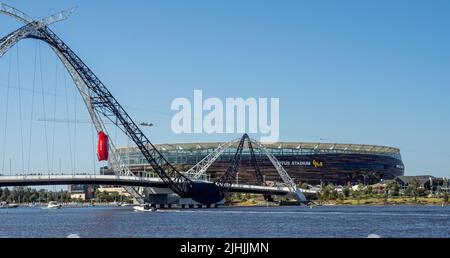 Zuschauer, die mit einem aufblasbaren Fußball über die Matagarup Bridge zum AFL Grand Final 2021 im Otpus Stadium Perth Western Australia laufen. Stockfoto