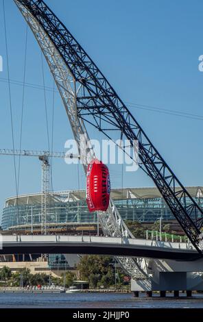 Zuschauer, die mit einem aufblasbaren Fußball über die Matagarup Bridge zum AFL Grand Final 2021 im Otpus Stadium Perth Western Australia laufen. Stockfoto