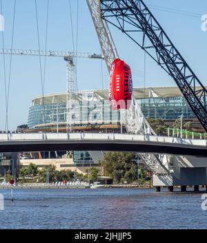 Zuschauer, die mit einem aufblasbaren Fußball über die Matagarup Bridge zum AFL Grand Final 2021 im Otpus Stadium Perth Western Australia laufen. Stockfoto