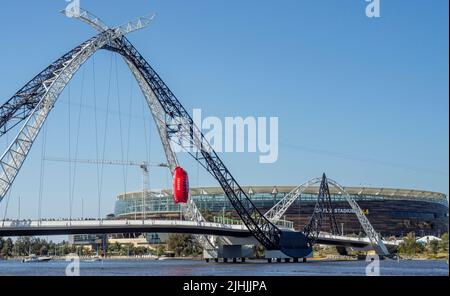 Zuschauer, die mit einem aufblasbaren Fußball über die Matagarup Bridge zum AFL Grand Final 2021 im Otpus Stadium Perth Western Australia laufen. Stockfoto