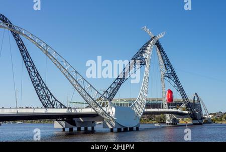 Zuschauer, die mit einem aufblasbaren Fußball über die Matagarup Bridge zum AFL Grand Final 2021 im Otpus Stadium Perth Western Australia laufen. Stockfoto