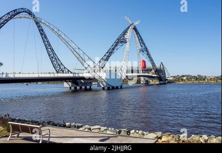 Zuschauer, die mit einem aufblasbaren Fußball über die Matagarup Bridge zum AFL Grand Final 2021 im Otpus Stadium Perth Western Australia laufen. Stockfoto