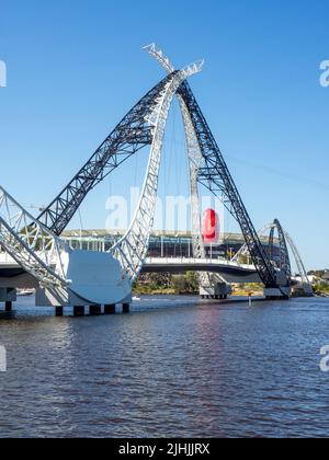 Zuschauer, die mit einem aufblasbaren Fußball über die Matagarup Bridge zum AFL Grand Final 2021 im Otpus Stadium Perth Western Australia laufen. Stockfoto