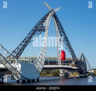 Zuschauer, die mit einem aufblasbaren Fußball über die Matagarup Bridge zum AFL Grand Final 2021 im Otpus Stadium Perth Western Australia laufen. Stockfoto