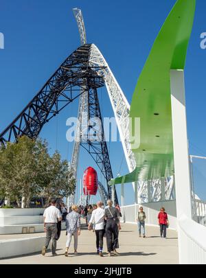 Zuschauer, die mit einem aufblasbaren Fußball über die Matagarup Bridge zum AFL Grand Final 2021 im Otpus Stadium Perth Western Australia laufen. Stockfoto