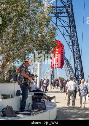 Zuschauer, die mit einem aufblasbaren Fußball über die Matagarup Bridge zum AFL Grand Final 2021 im Otpus Stadium Perth Western Australia laufen. Stockfoto