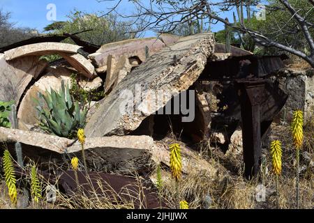 Zerbröckelnder Ruinenhaufen in einem Steinhaufen in der Goldmühle Balashi. Stockfoto