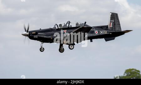 RAF Beechcraft Texan T1 ‘ZM332’ Ankunft in RAF Fairford am 13.. Juli für die Royal International Air Tattoo 2022 Stockfoto