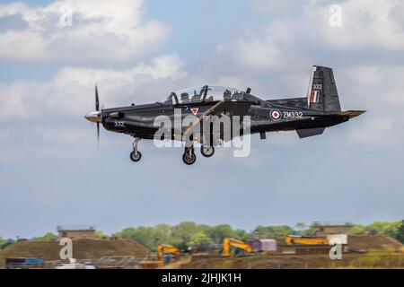 RAF Beechcraft Texan T1 ‘ZM332’ Ankunft in RAF Fairford am 13.. Juli für die Royal International Air Tattoo 2022 Stockfoto